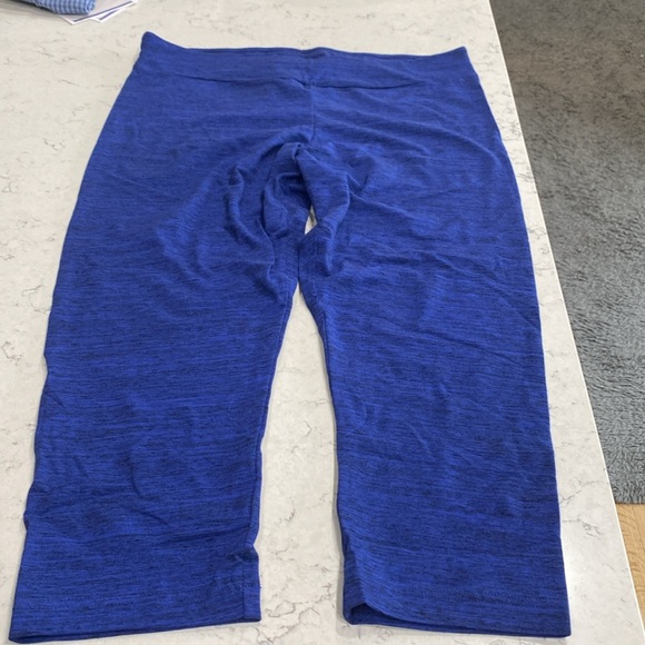 TT Capri Leggings - Picture 3 of 8